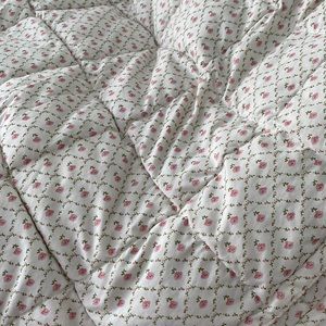 Twin size Laura Ashley comforter
